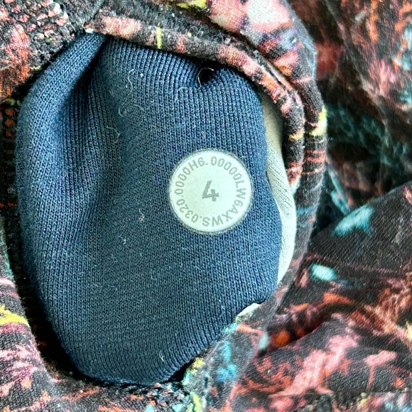 Lululemon Align Crop *21"
Foliage Overlay Multi - Picture 8 of 8